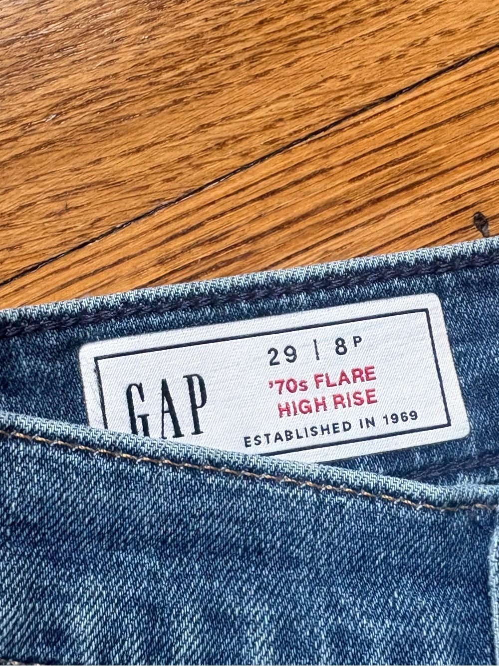 2x GAP women 70s Flare Jeans in Dark Blue and Light Blue Denim - Picture 2 of 4